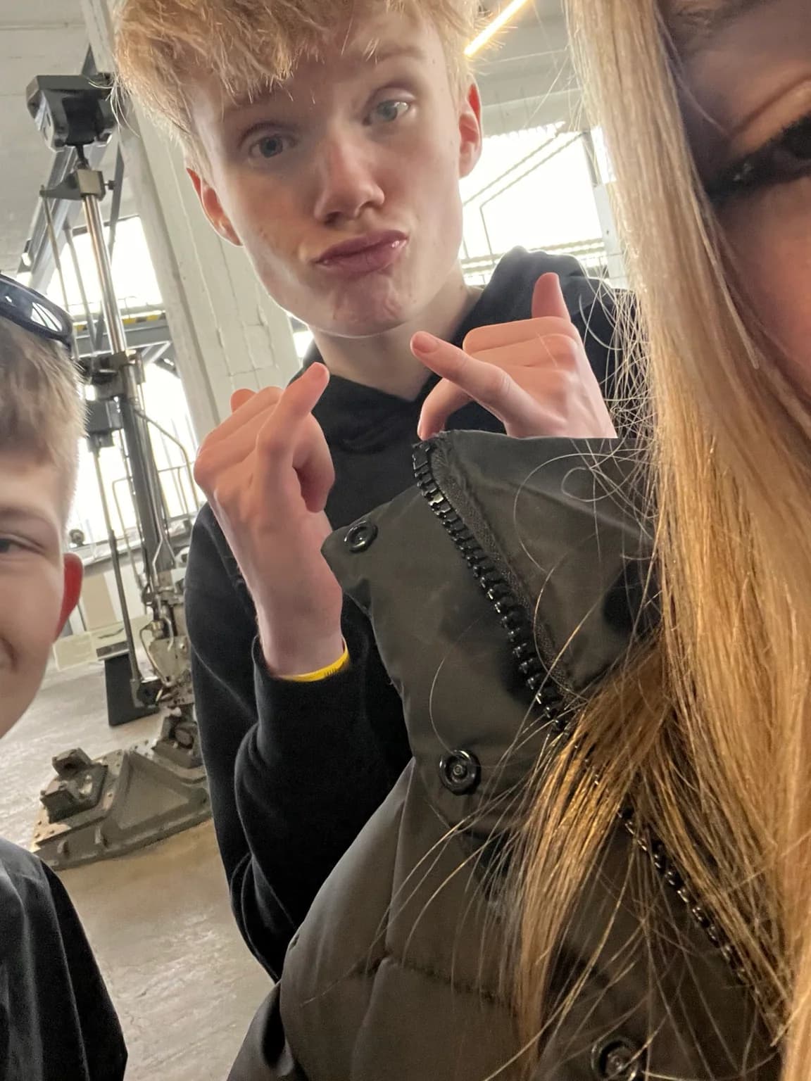 Spontanes Gruppen-Selfie mit Benny im Mittelpunkt