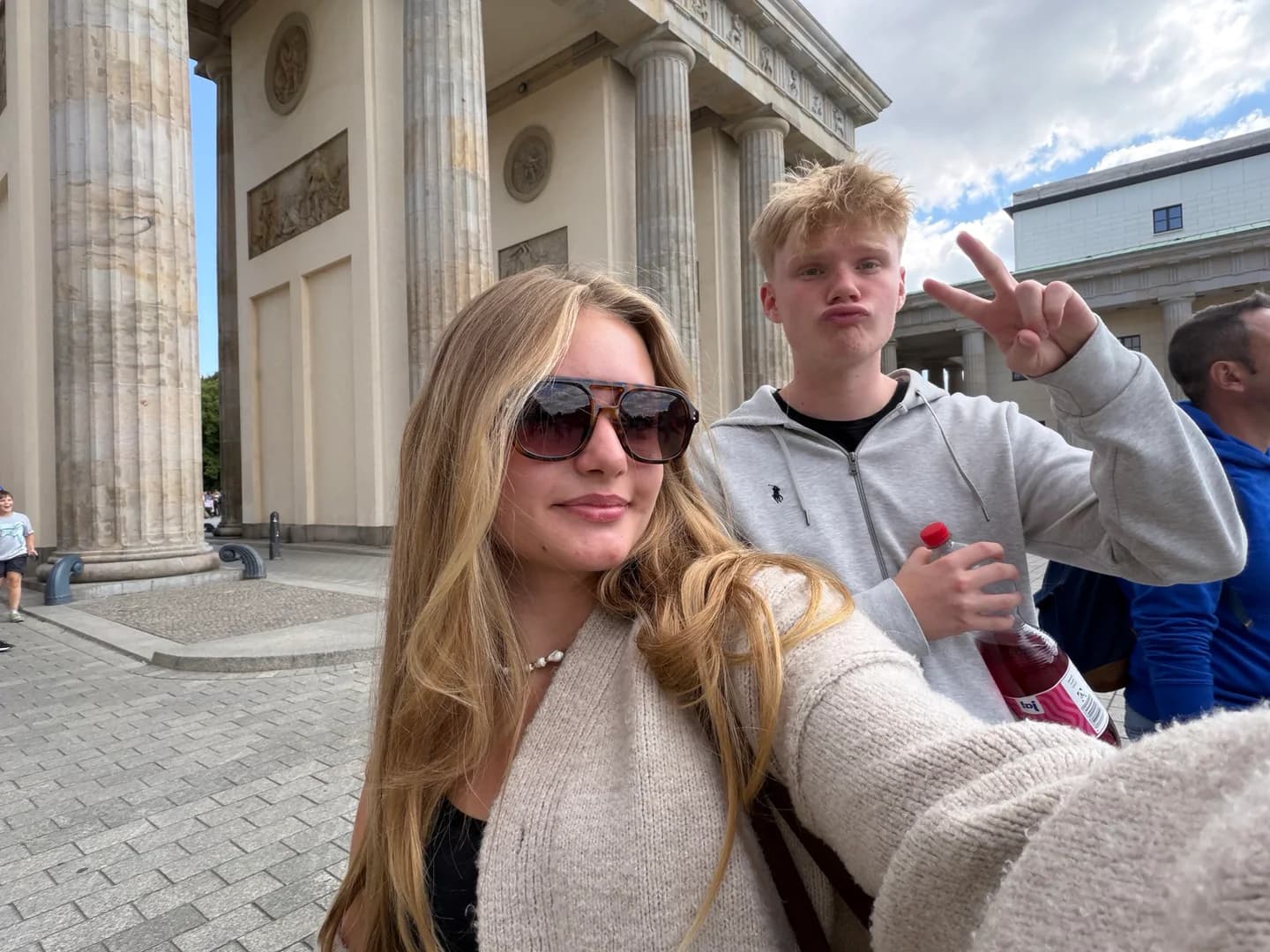 Gemeinsames Selfie vor einer hellen Säulenfassade