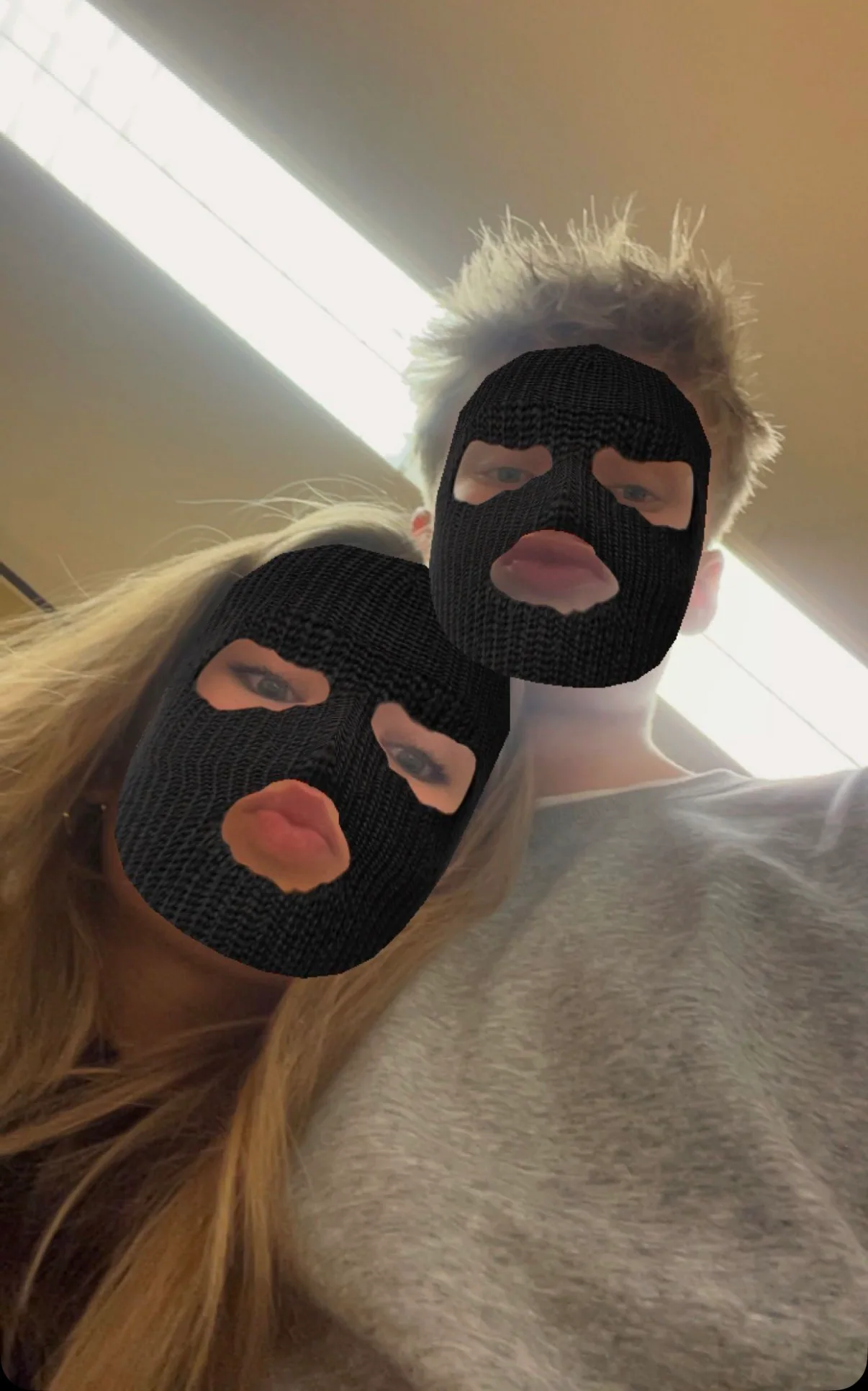 Gemeinsames Selfie mit einem verspielten Maskenfilter