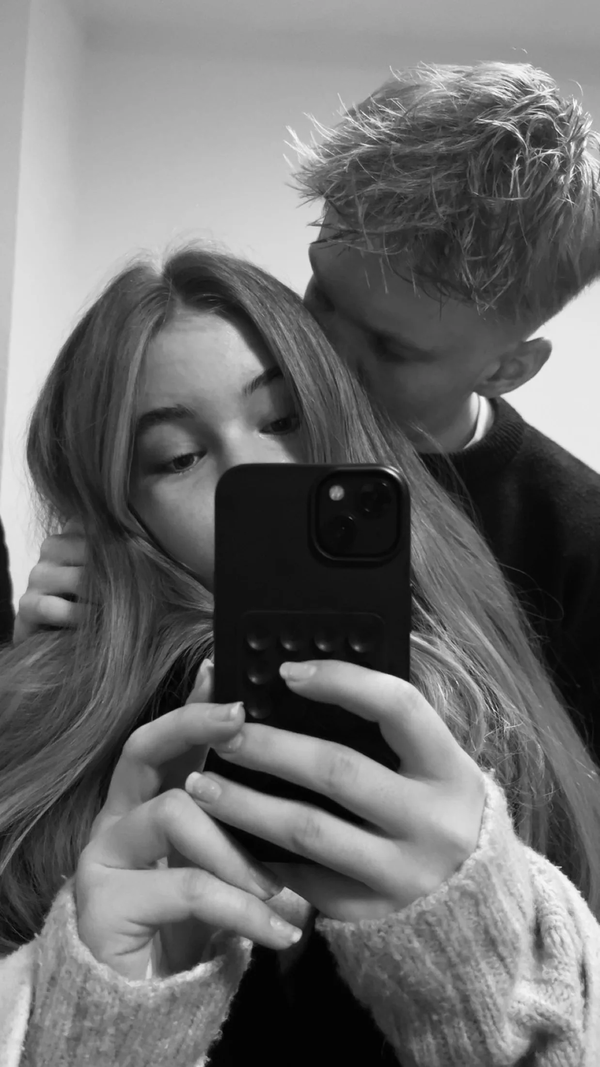 Schwarzweißes Spiegelselfie von Lara und Benny