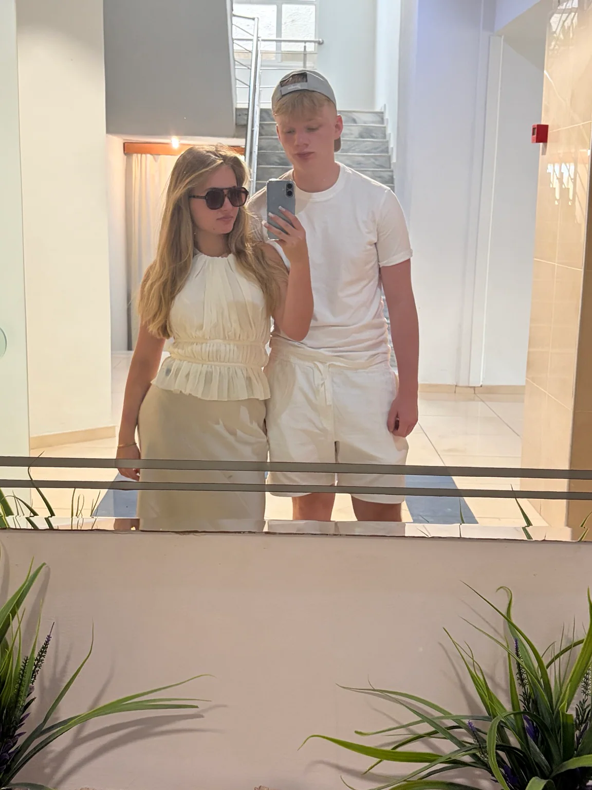 Gemeinsames Spiegelselfie in hellen Outfits