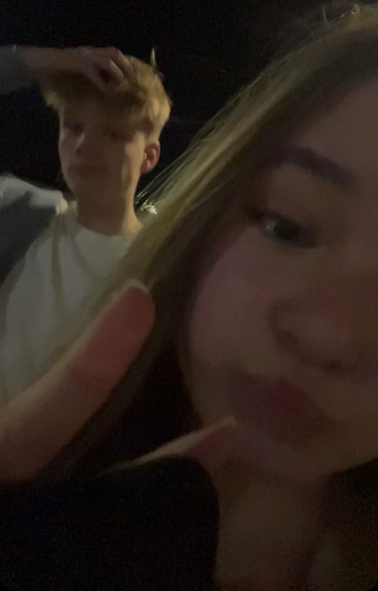 Dunkles gemeinsames Selfie bei Nacht